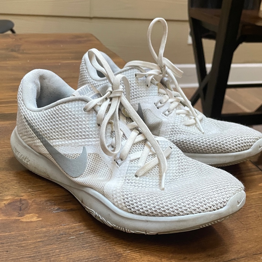 Nike Women's Flex TR8 White Running Shoes